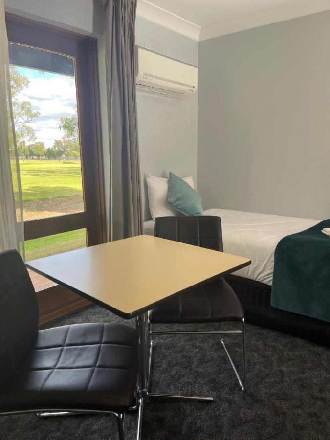 Town & Country Motor Inn Форбс Экстерьер фото