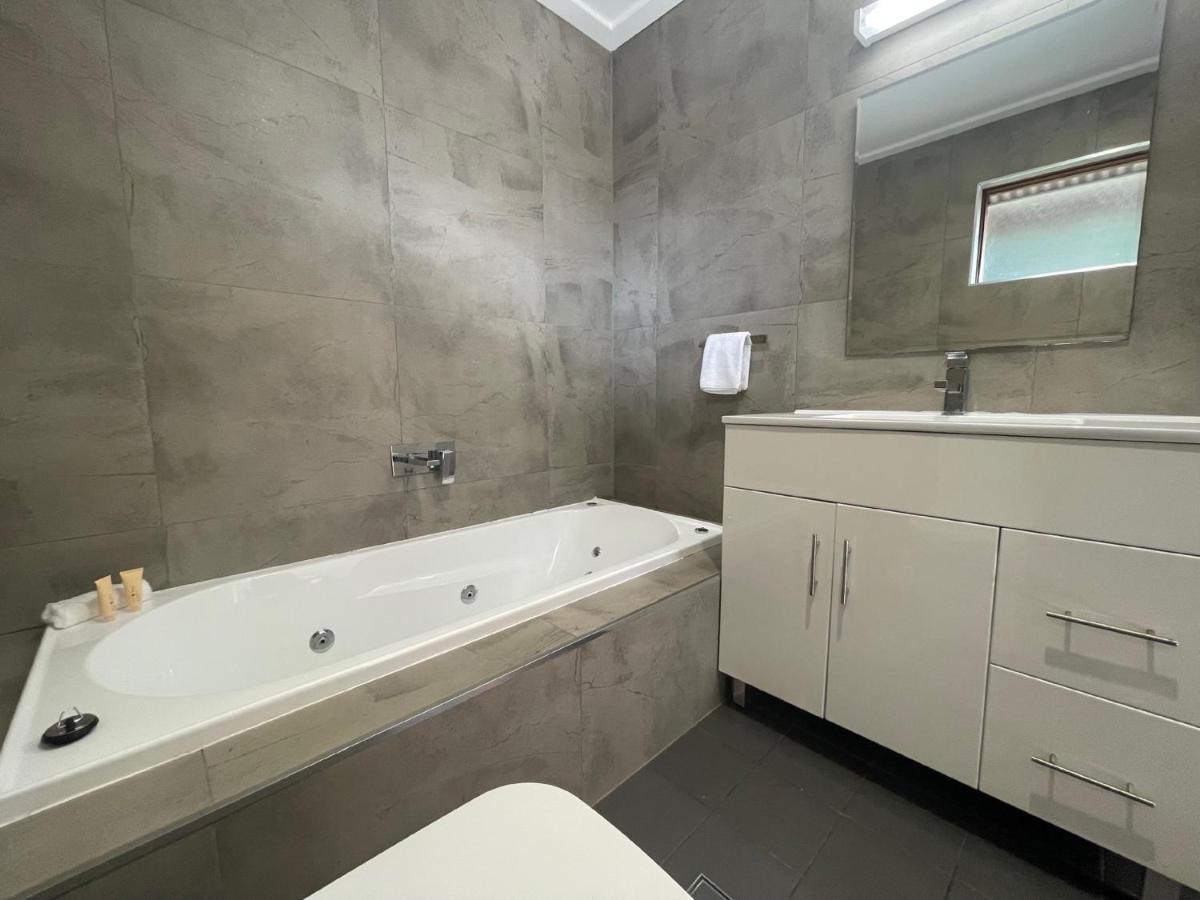 Town & Country Motor Inn Форбс Экстерьер фото