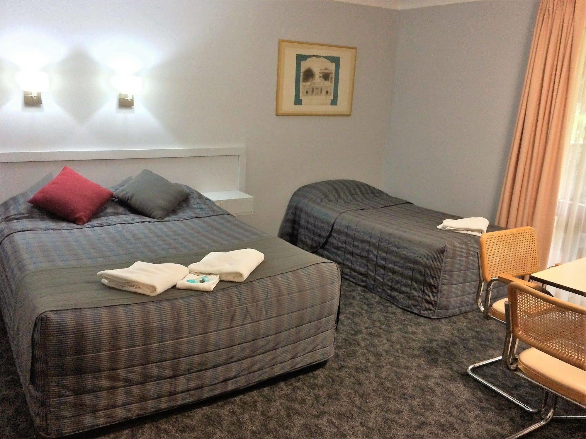 Town & Country Motor Inn Форбс Экстерьер фото