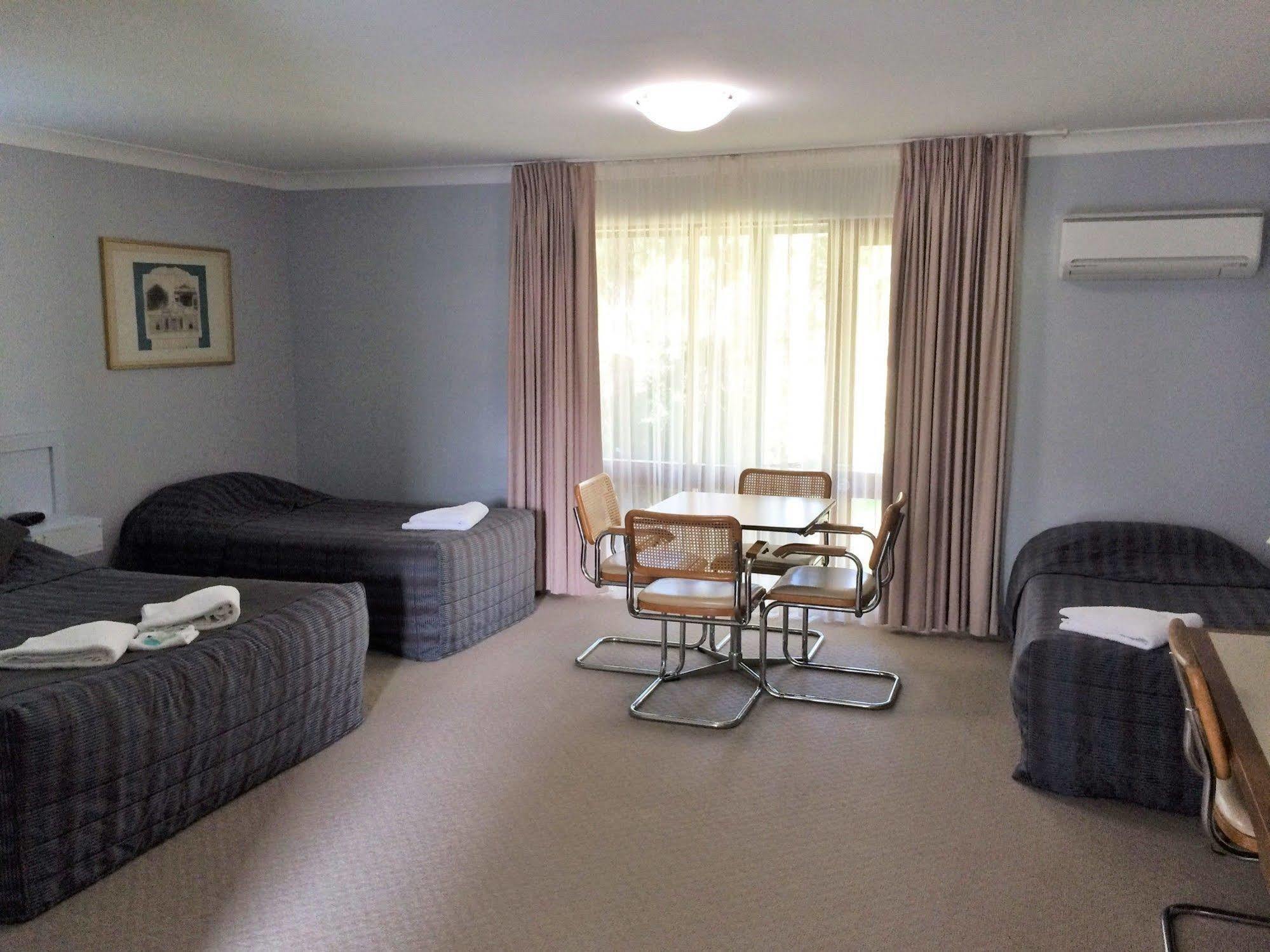 Town & Country Motor Inn Форбс Экстерьер фото